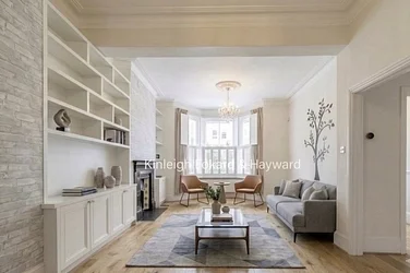 House Dorville Crescent in Greater London