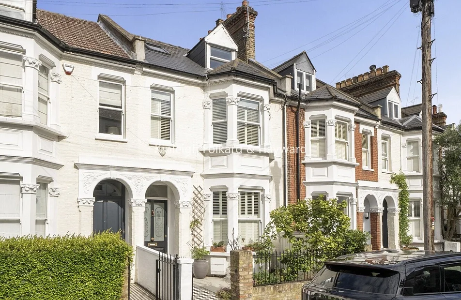 House Dorville Crescent in Greater London