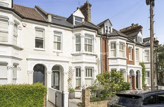 House Dorville Crescent in Greater London