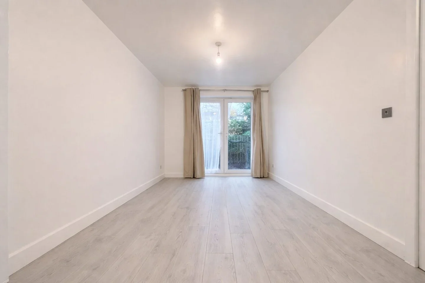 Flat Chairborough Road in High Wycombe