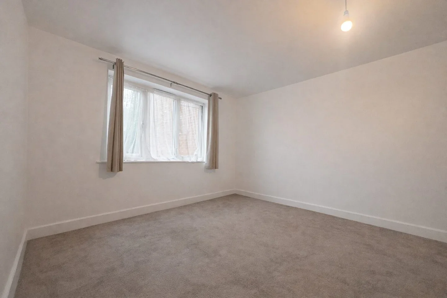 Flat Chairborough Road in High Wycombe