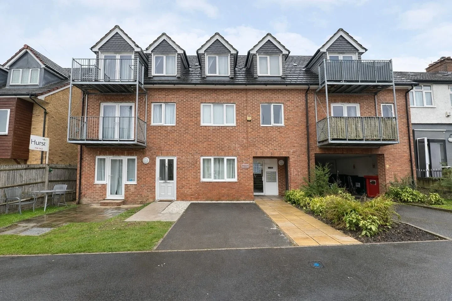 Flat Chairborough Road in High Wycombe