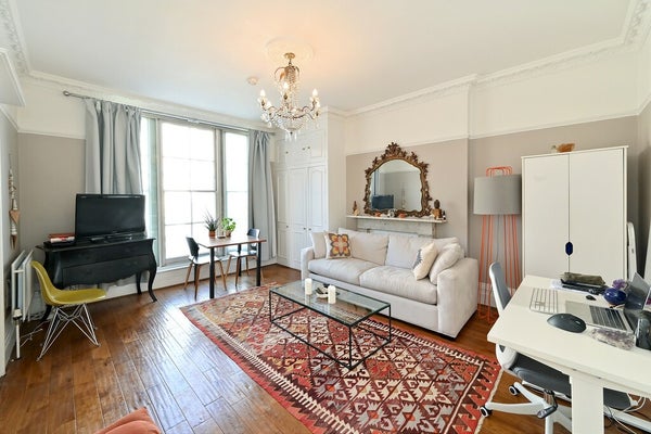 Flat Vicarage Gardens in London