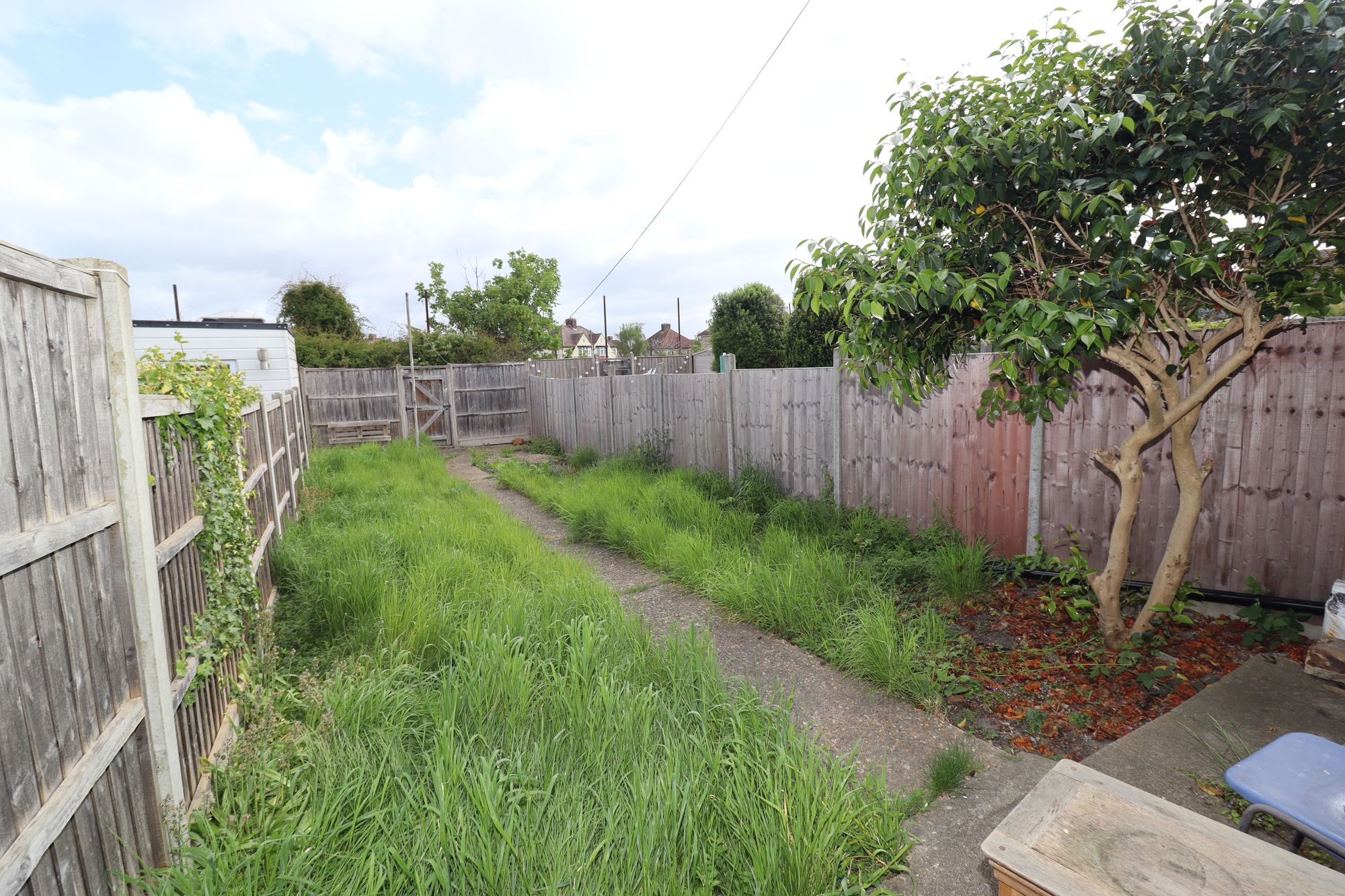 Flat Blanmerle Road in Greater London