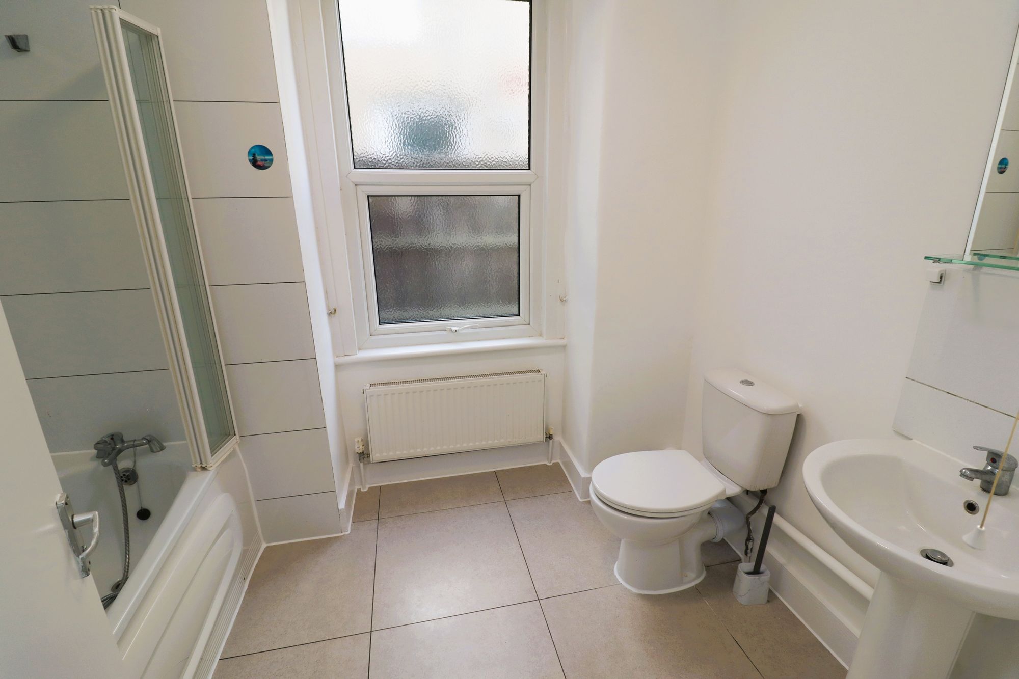Flat Blanmerle Road in Greater London
