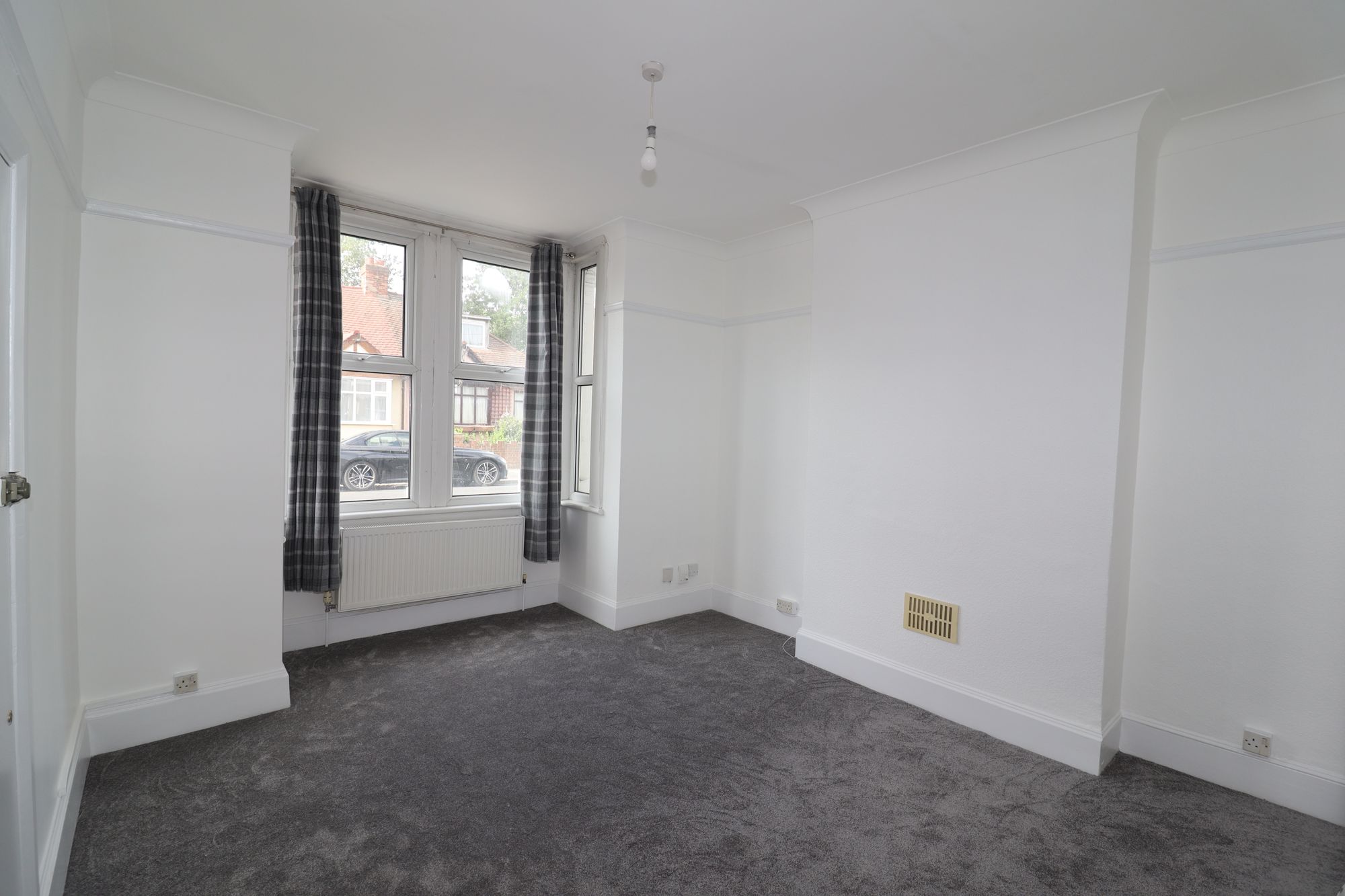 Flat Blanmerle Road in Greater London