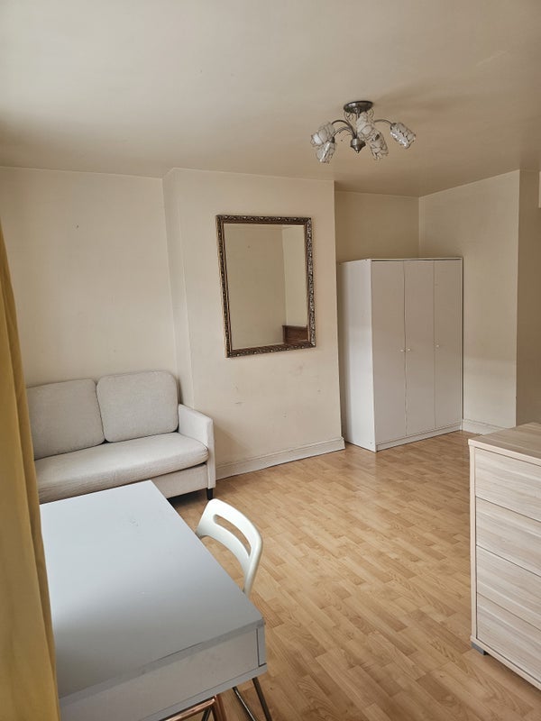 Room Maple Avenue in Greater London