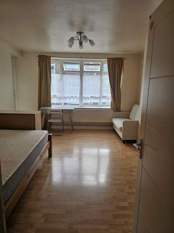 Room Maple Avenue in Greater London