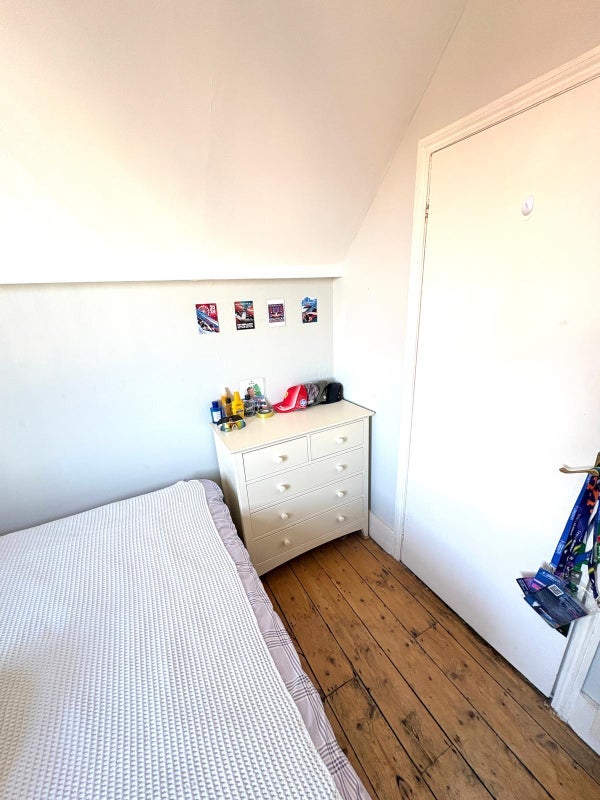 Room Burstock Road in Greater London