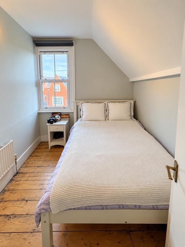 Room Burstock Road in Greater London