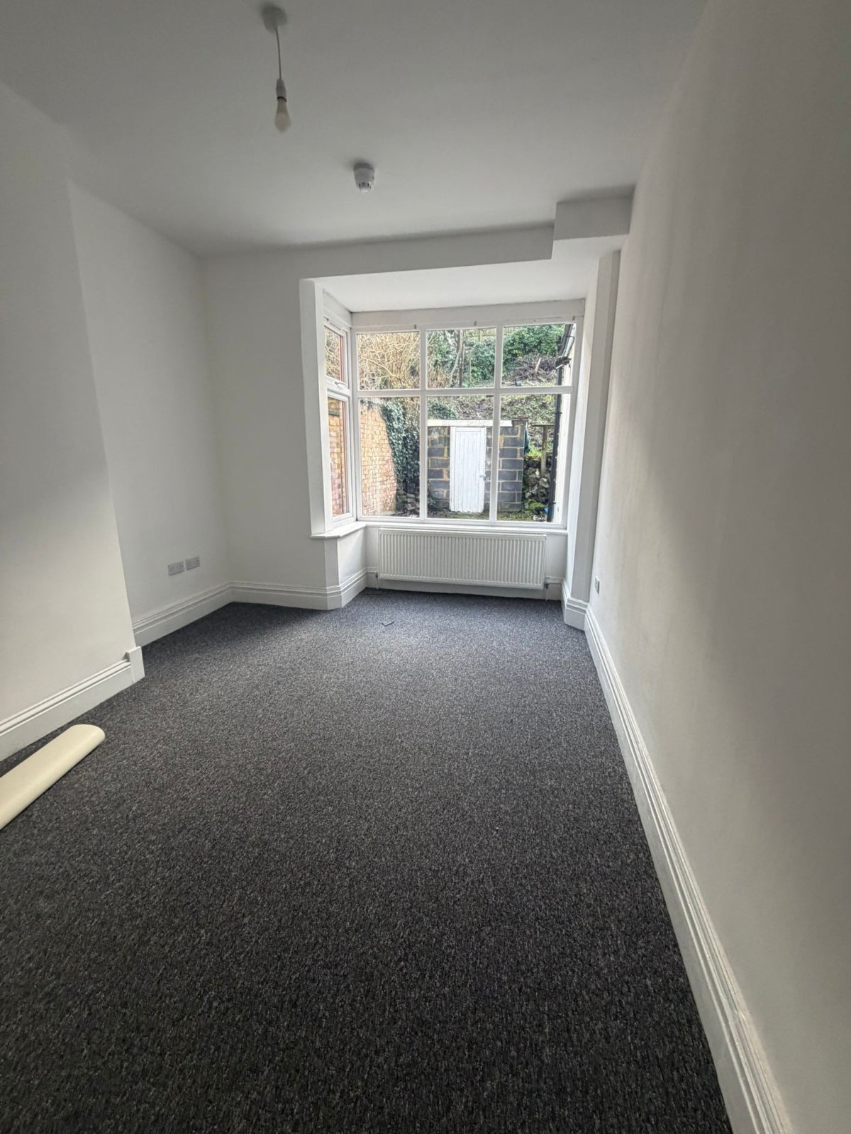 Room Ashburnham Road in Luton