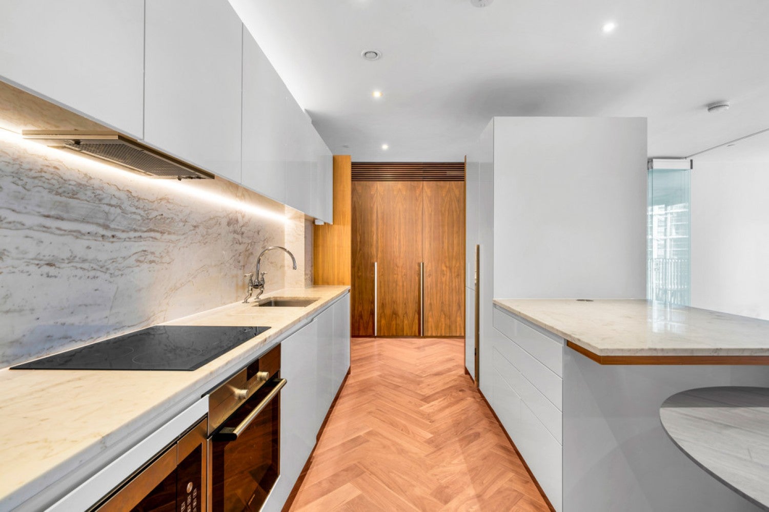 Flat Ponton Road in Greater London
