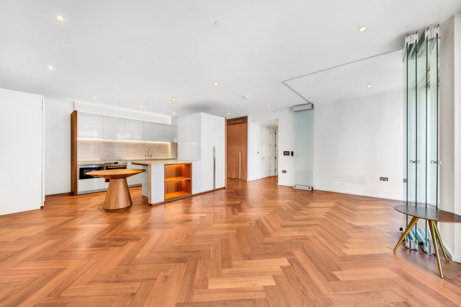 Flat Ponton Road in Greater London