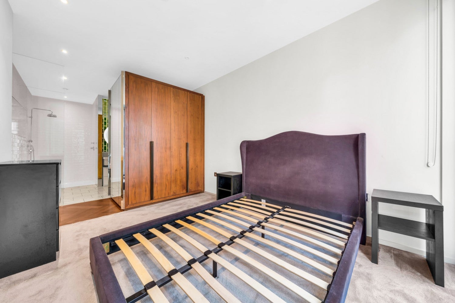 Flat Ponton Road in Greater London