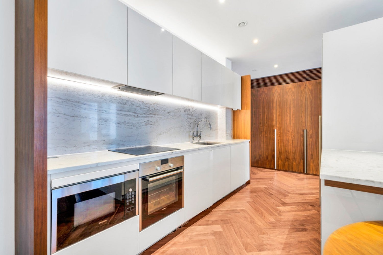 Flat Ponton Road in Greater London
