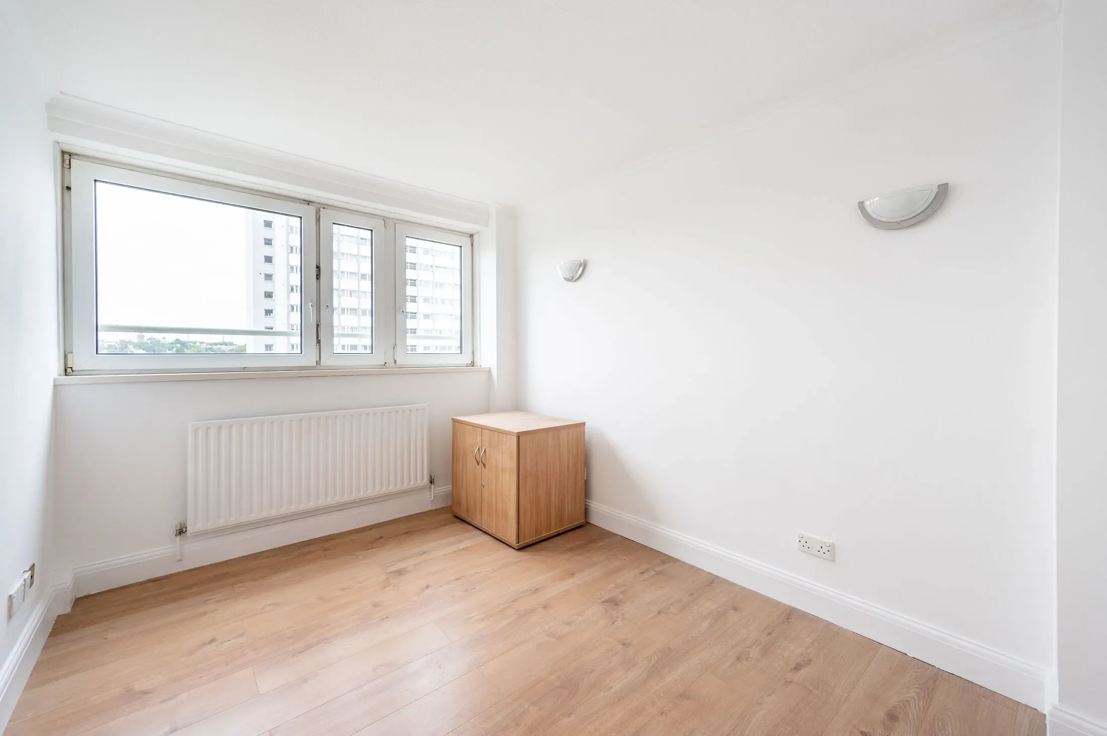 Flat Queensdale Crescent in Greater London