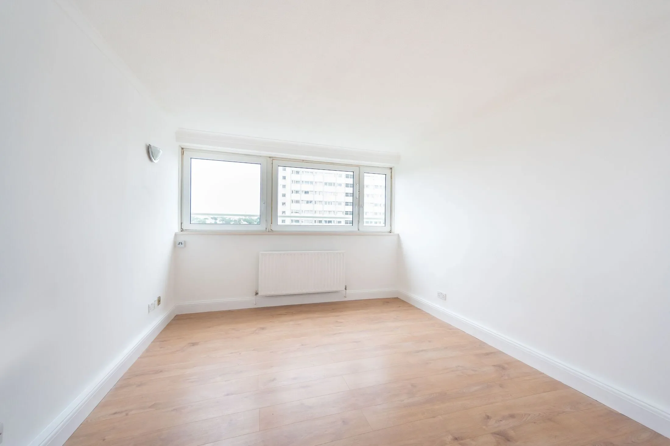 Flat Queensdale Crescent in Greater London