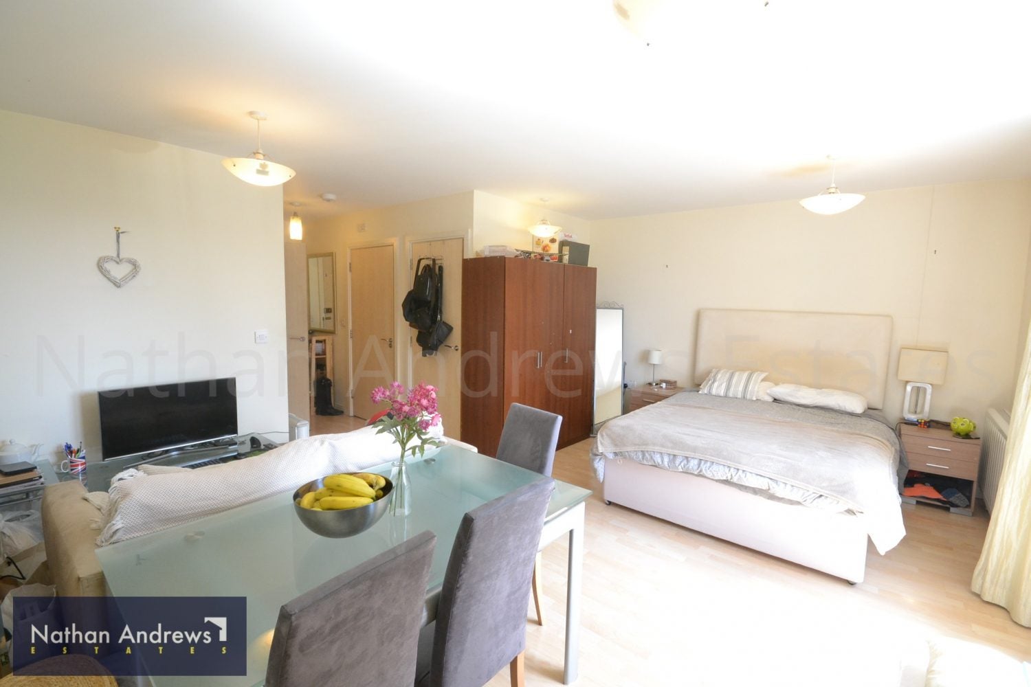 Flat Victoria Road in Greater London
