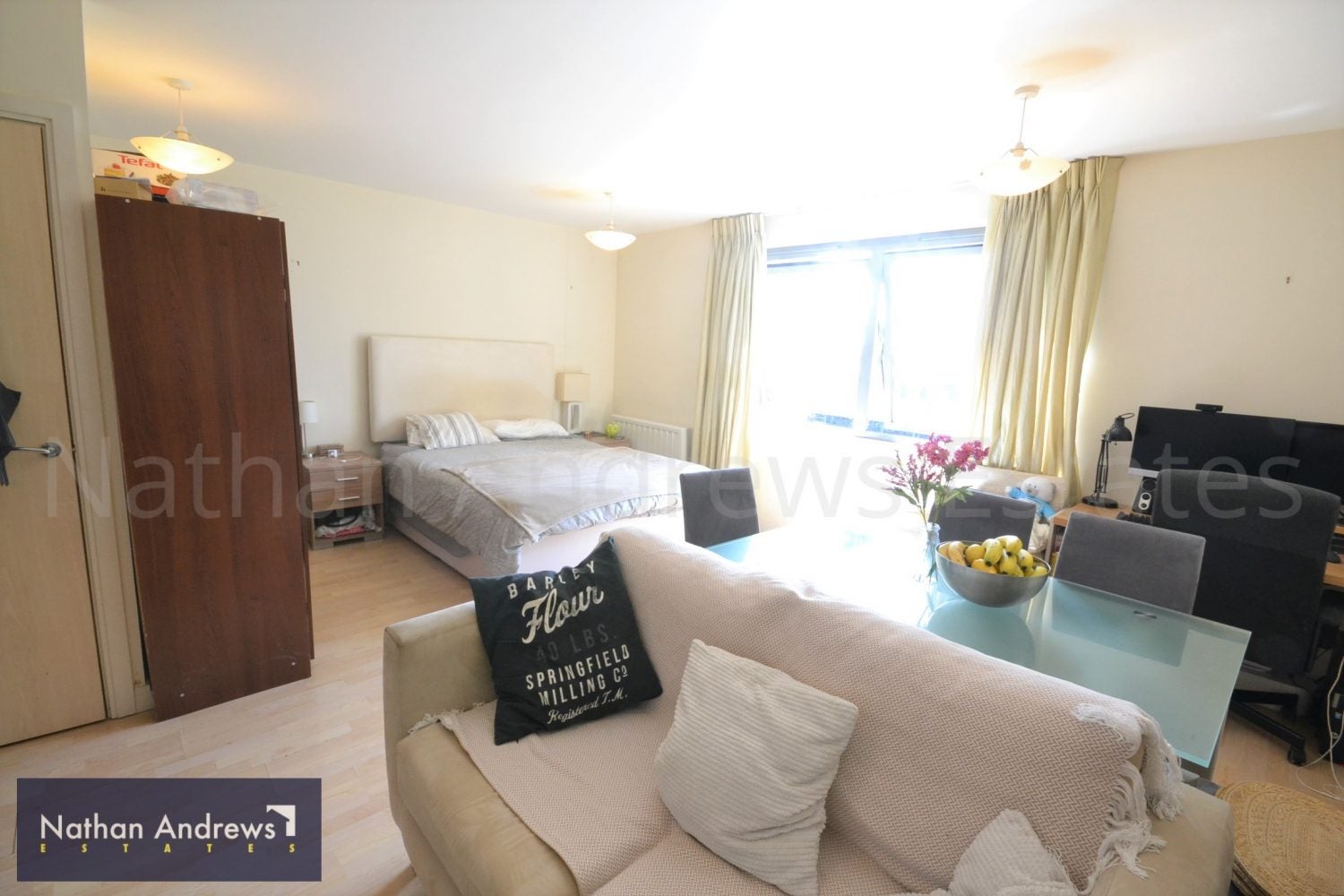 Flat Victoria Road in Greater London
