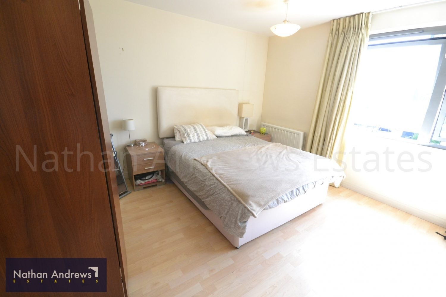 Flat Victoria Road in Greater London