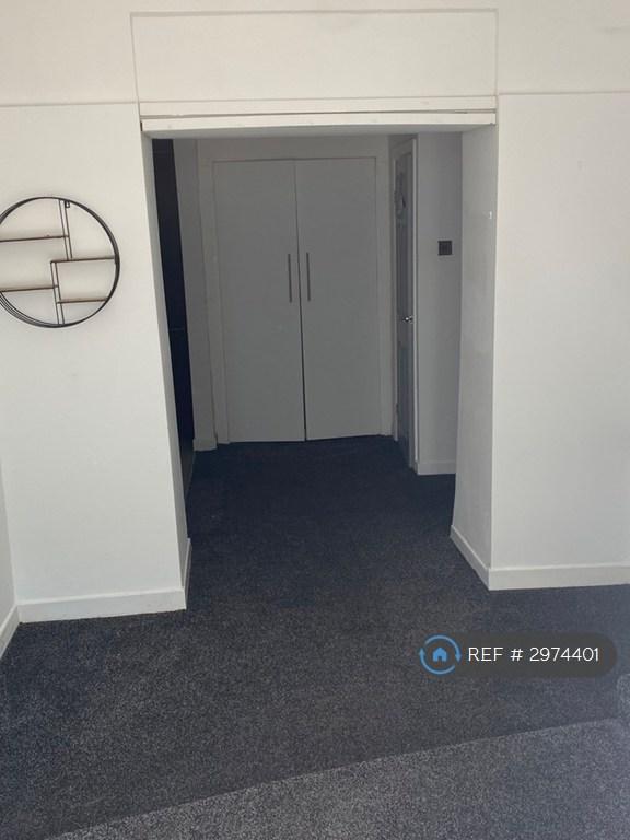 Flat Caswell Road in Manselfield