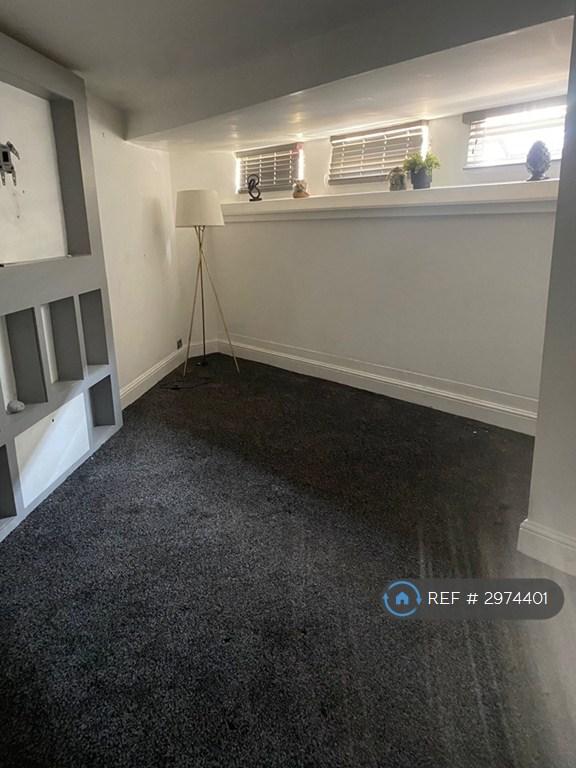 Flat Caswell Road in Manselfield