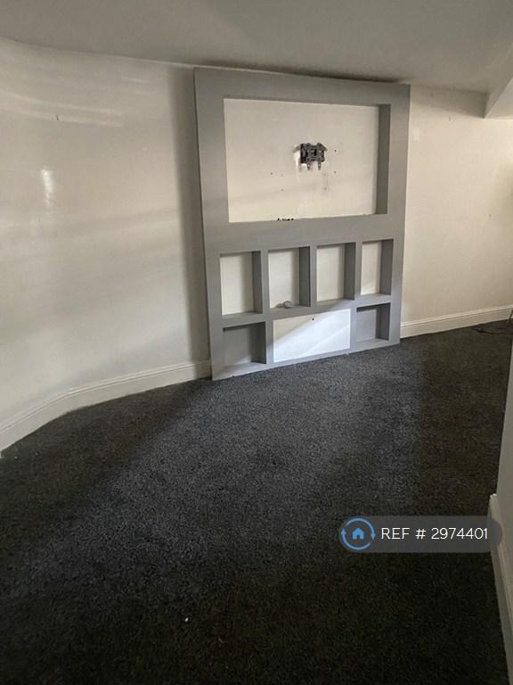 Flat Caswell Road in Manselfield