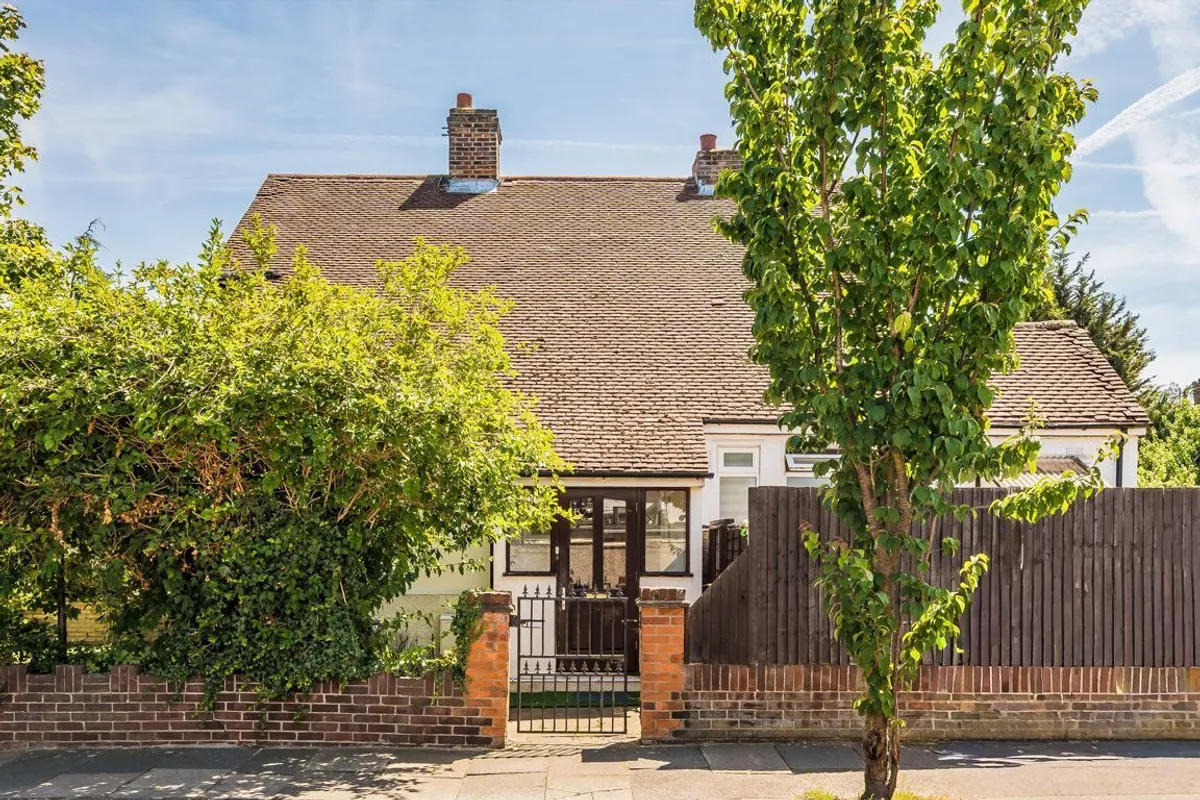 House Powder Mill Lane in Greater London