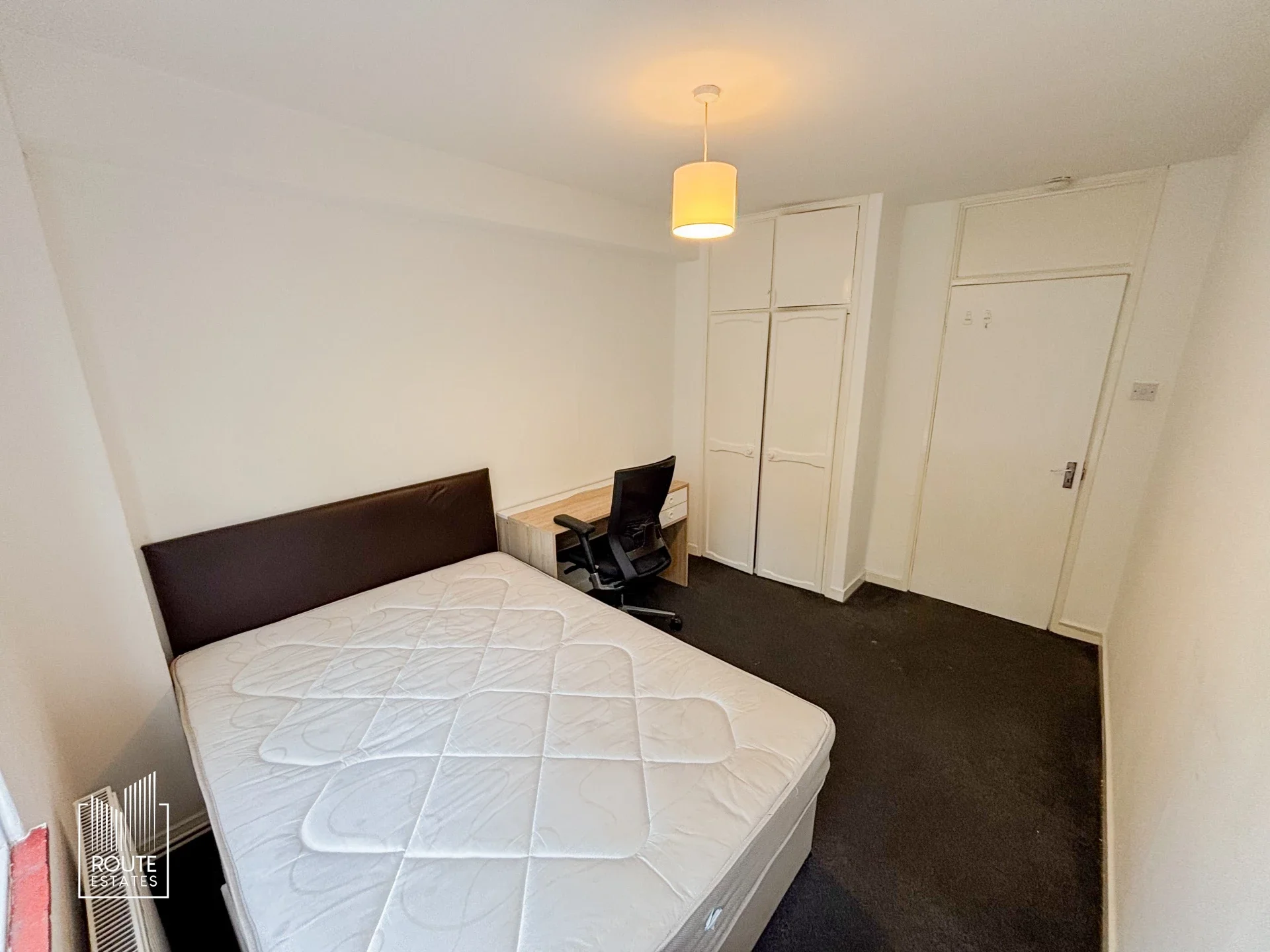 Flat Jubilee Street in Greater London