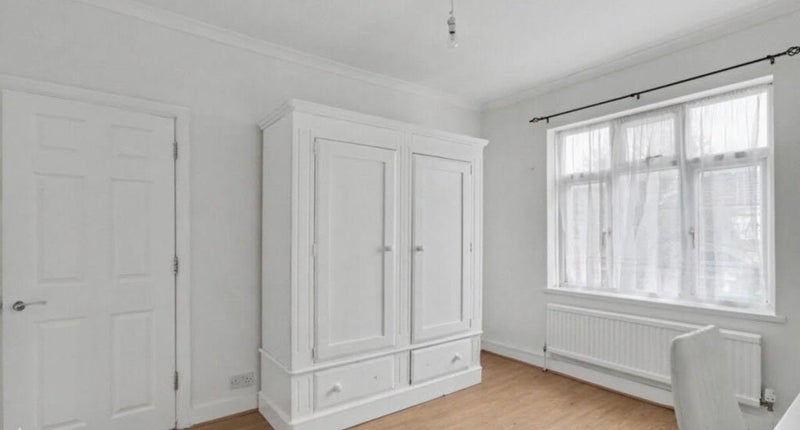 Room Burges Road in Greater London