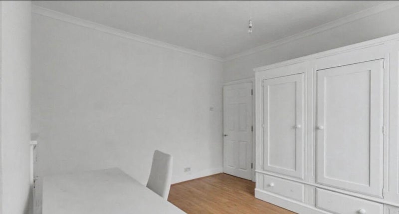 Room Burges Road in Greater London