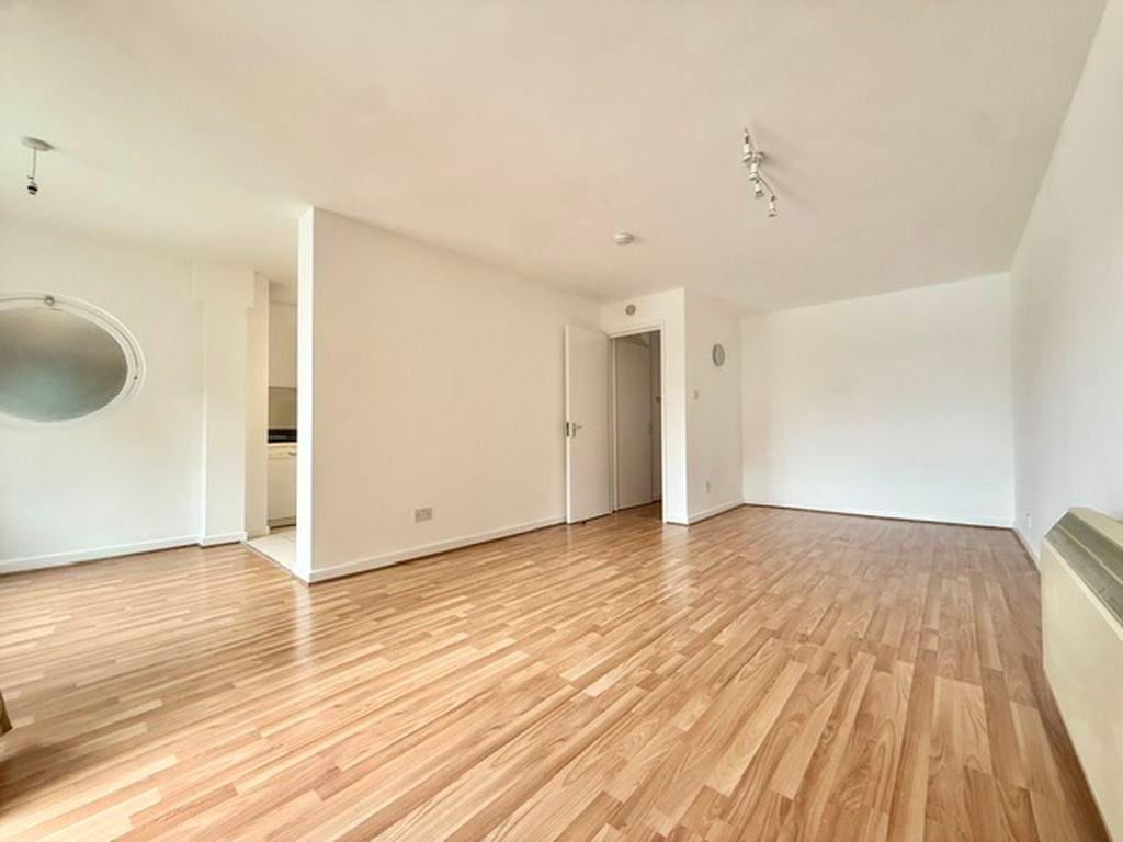 Flat Maynards Quay in Greater London