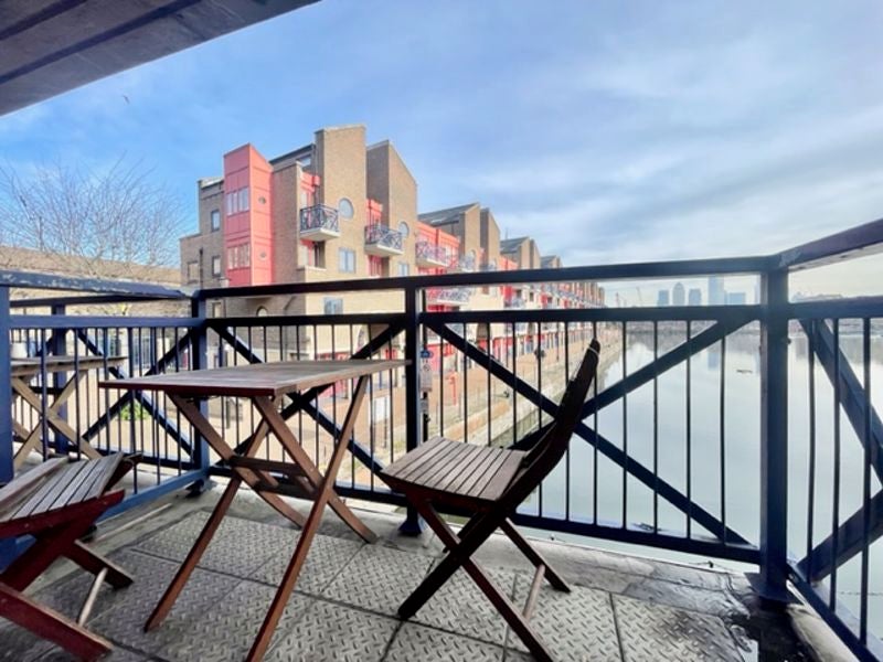 Flat Maynards Quay in Greater London