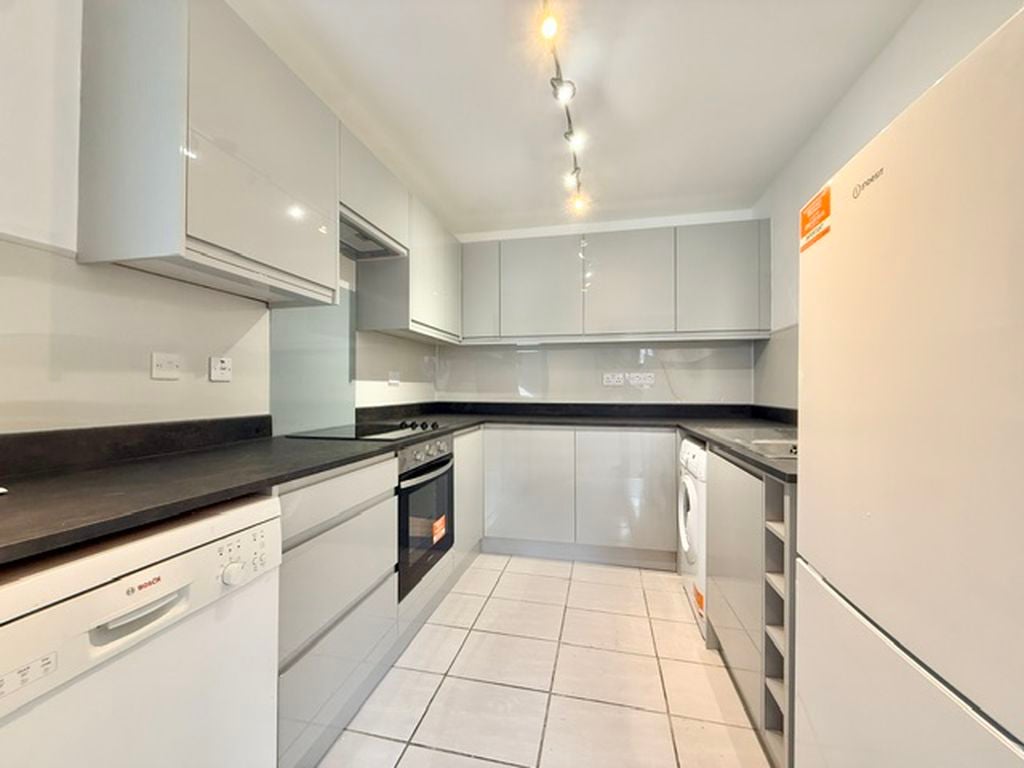 Flat Maynards Quay in Greater London