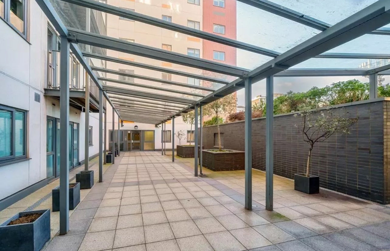 Flat Maltby Street in Greater London