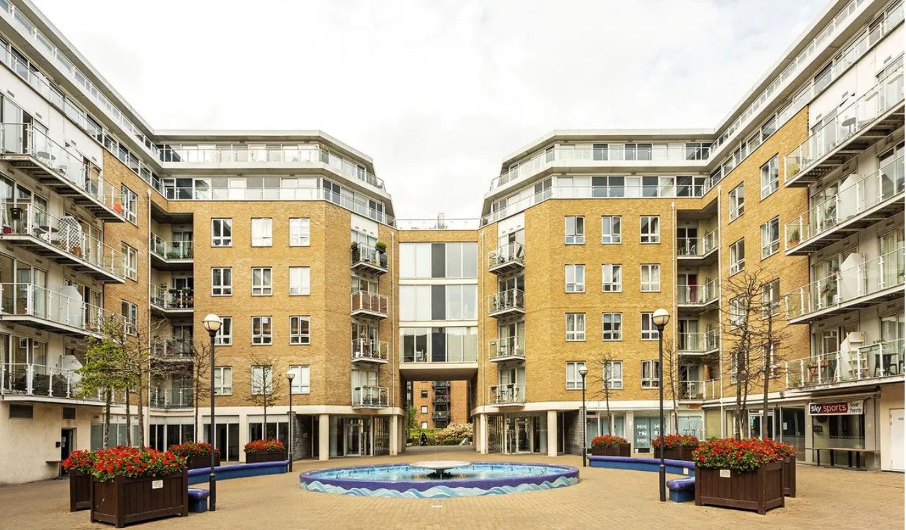 Flat Narrow Street in Greater London