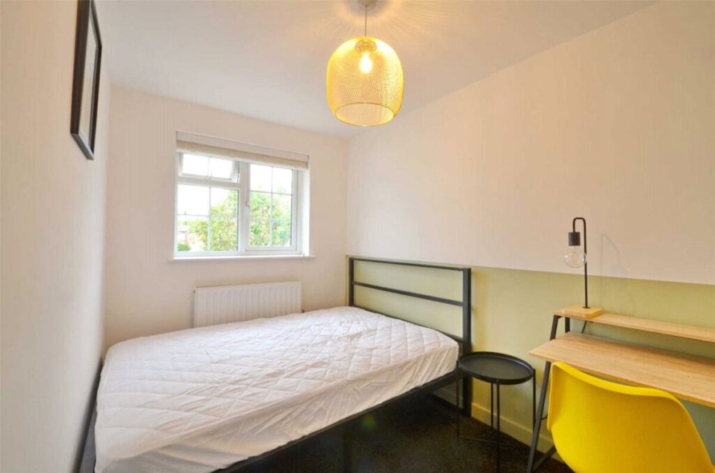 Room Homeleaze Road in Bristol