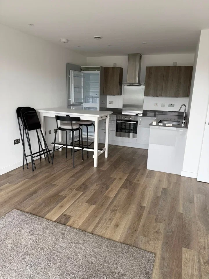 Flat Hawthorne Crescent in Greater London