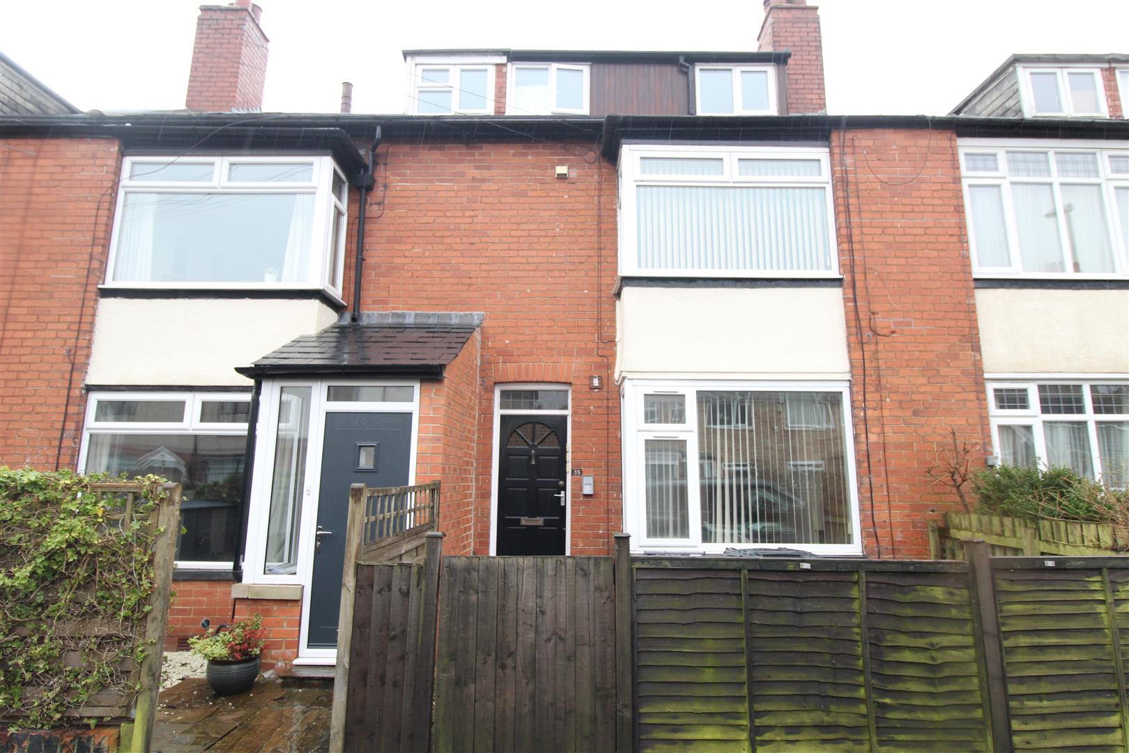 Flat Chandos Terrace in Leeds