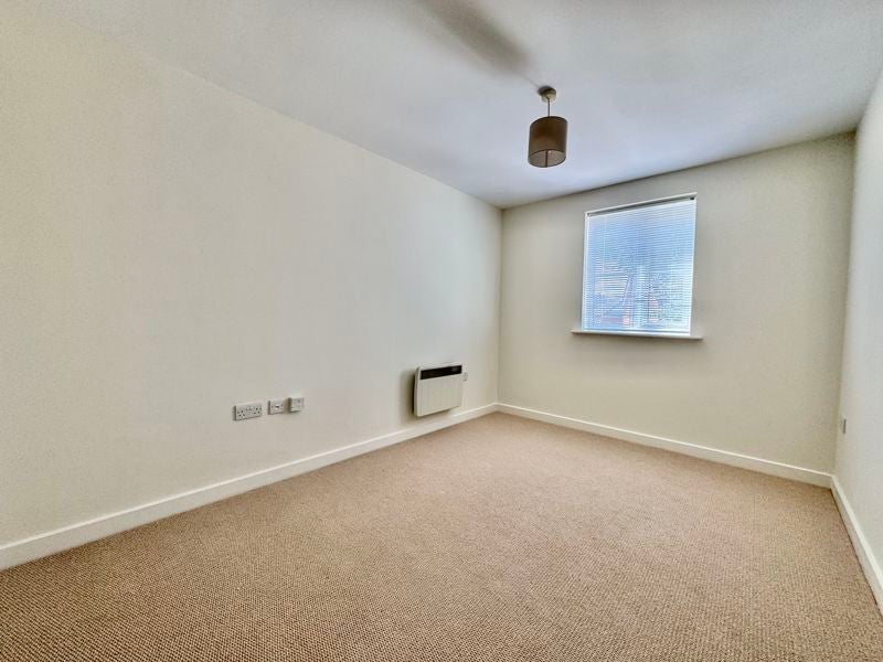 Flat Eaton Avenue in Slough