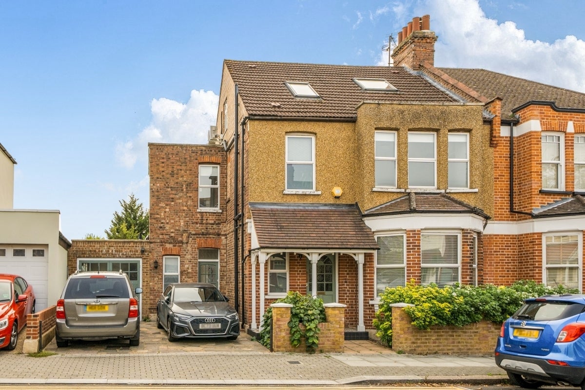 House Fitzjohn Avenue in Greater London