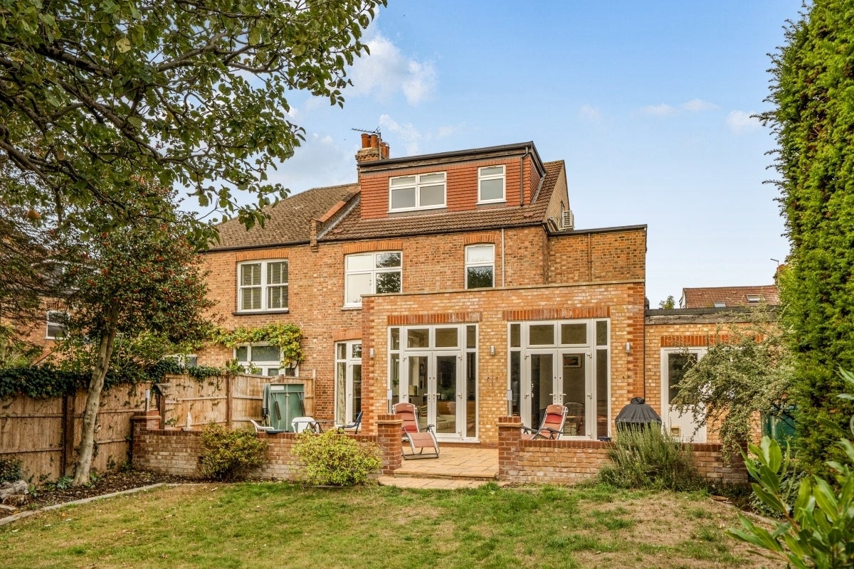 House Fitzjohn Avenue in Greater London
