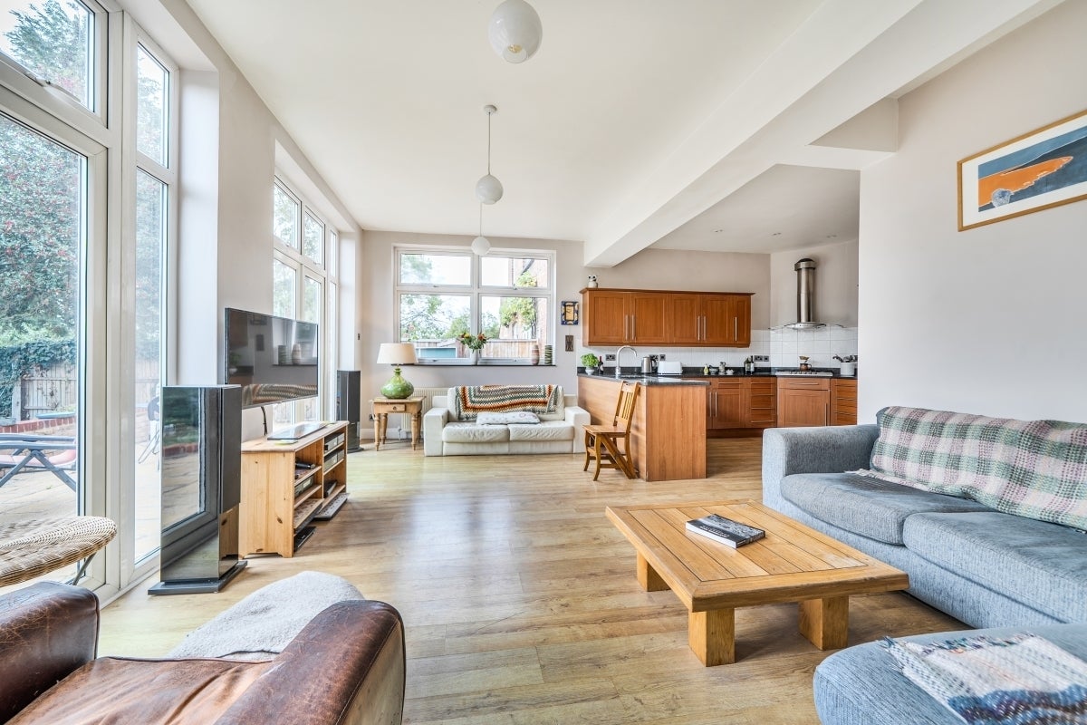 House Fitzjohn Avenue in Greater London