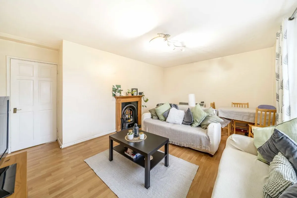 Flat Endlesham Road in Greater London