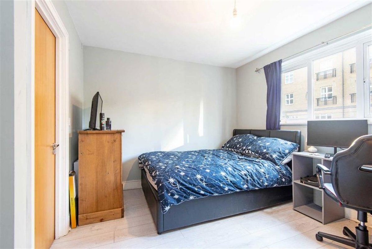 Flat Buckfast Street in Greater London