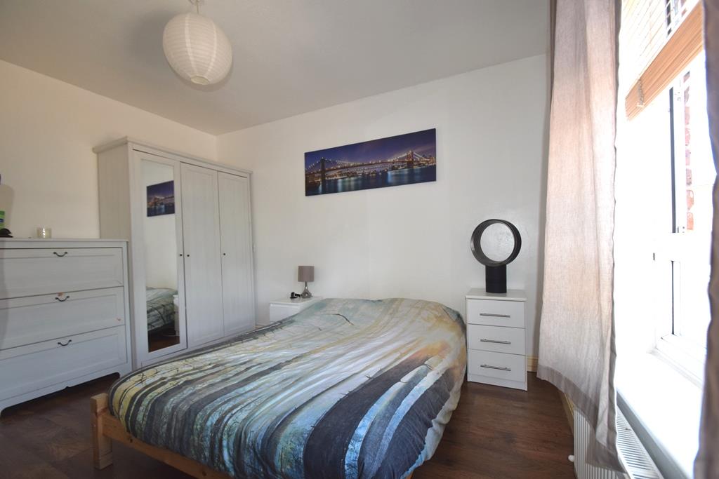 Flat Hatton Grove in Greater London