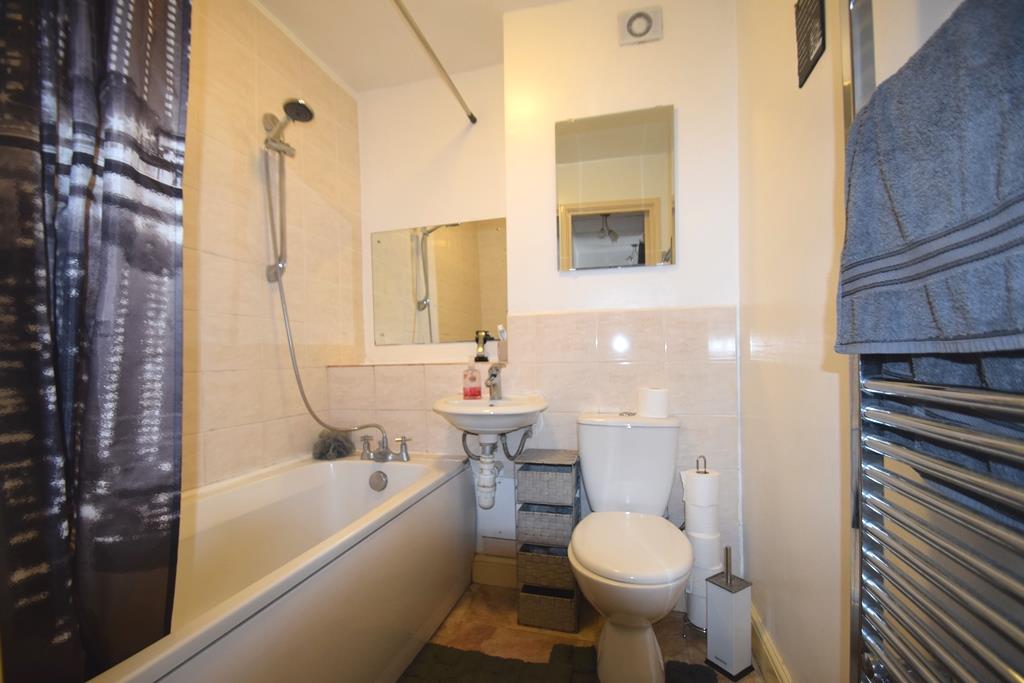 Flat Hatton Grove in Greater London