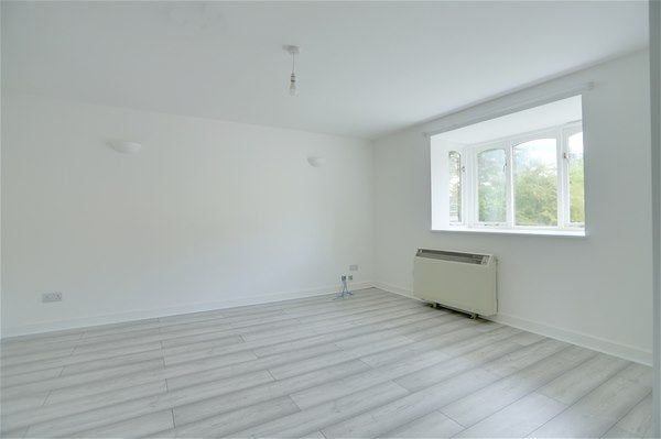 Flat Leigh Hunt Drive in Greater London