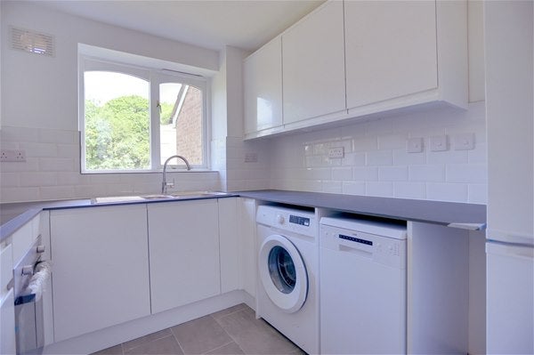 Flat Leigh Hunt Drive in Greater London