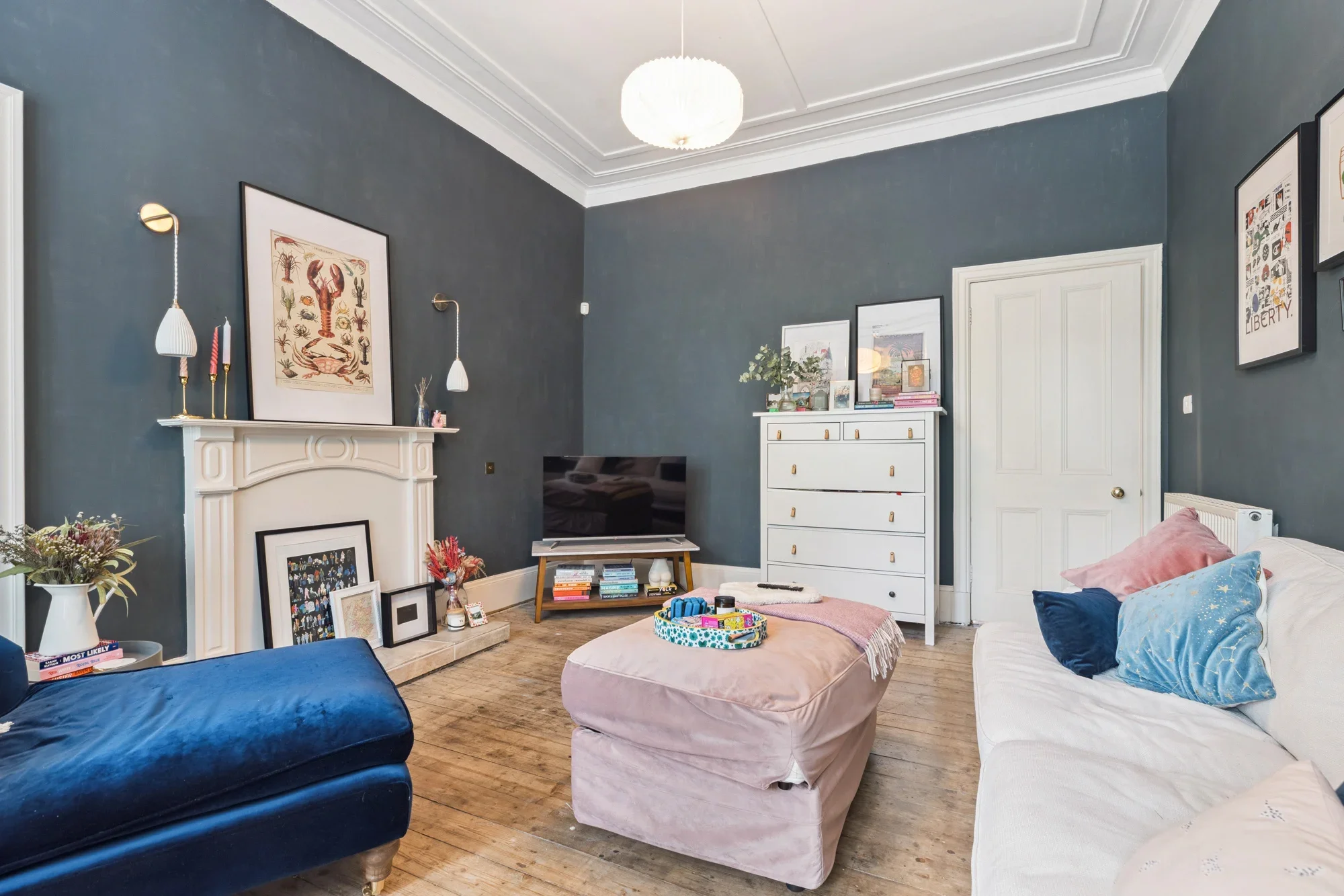 Flat Woodcroft Avenue in Glasgow